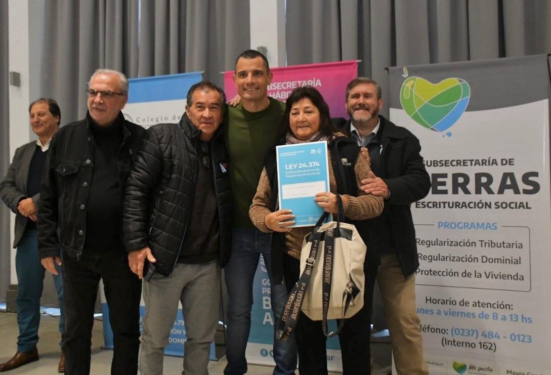 Nueva entrega de escrituras sociales a familias rodriguenses