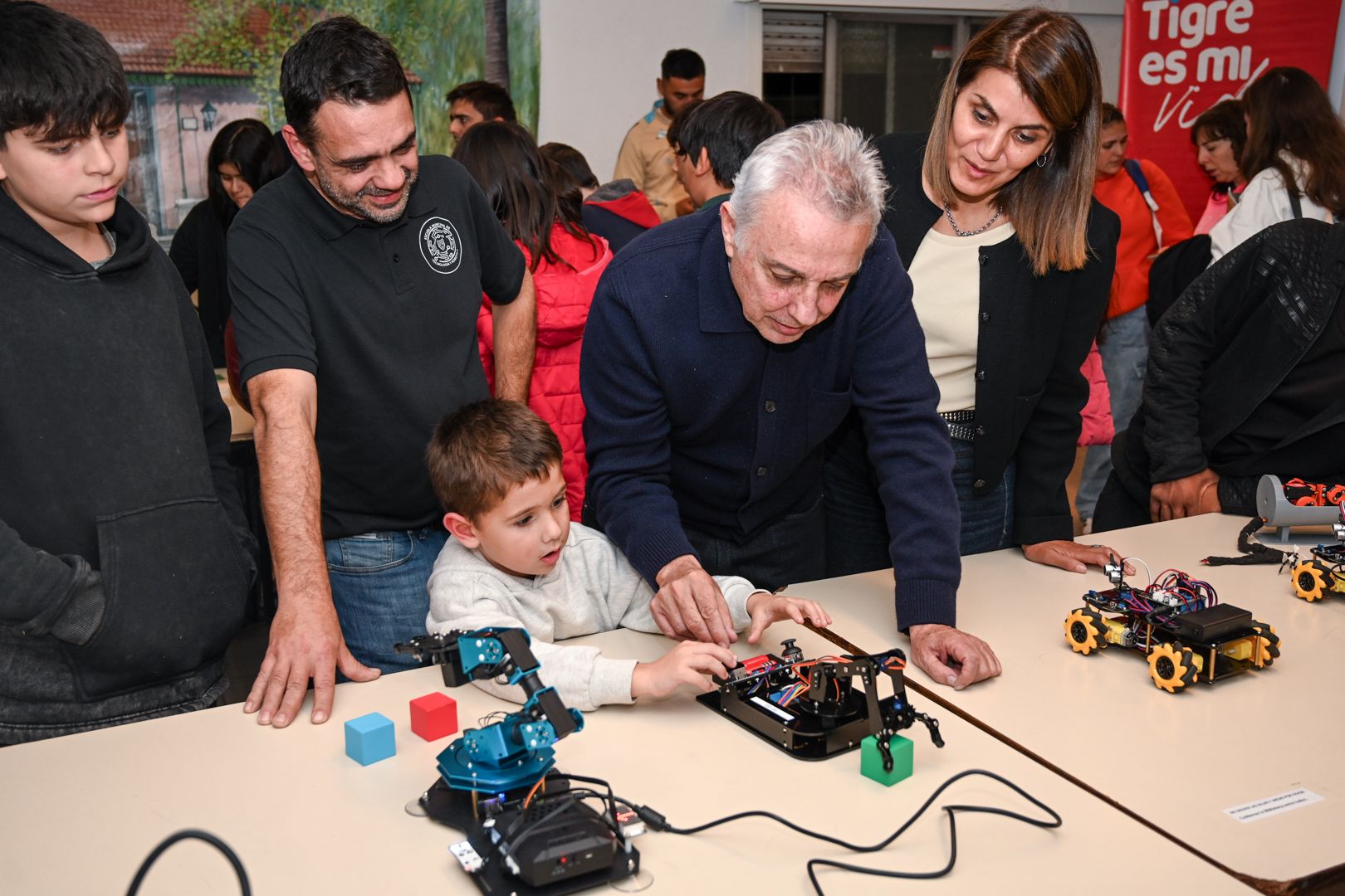 Fortalecimiento digital: Julio Zamora acompañó la apertura de una nueva sede de la Escuela Municipal de Tecnología y Robótica