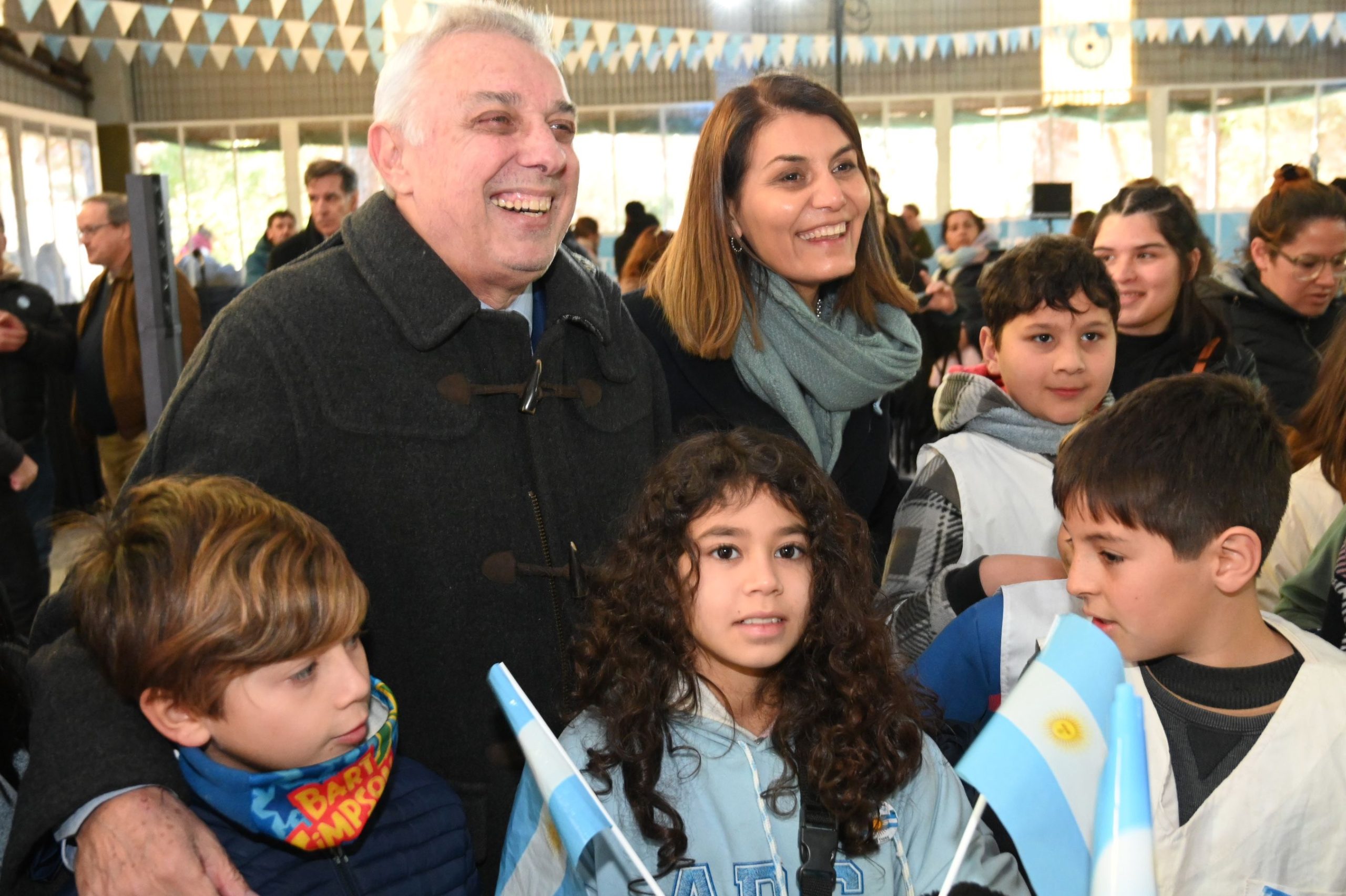 Con la participación de más de 100 alumnos y alumnas de escuelas isleñas, Julio Zamora acompañó el acto de Promesa de Lealtad a la Bandera Nacional