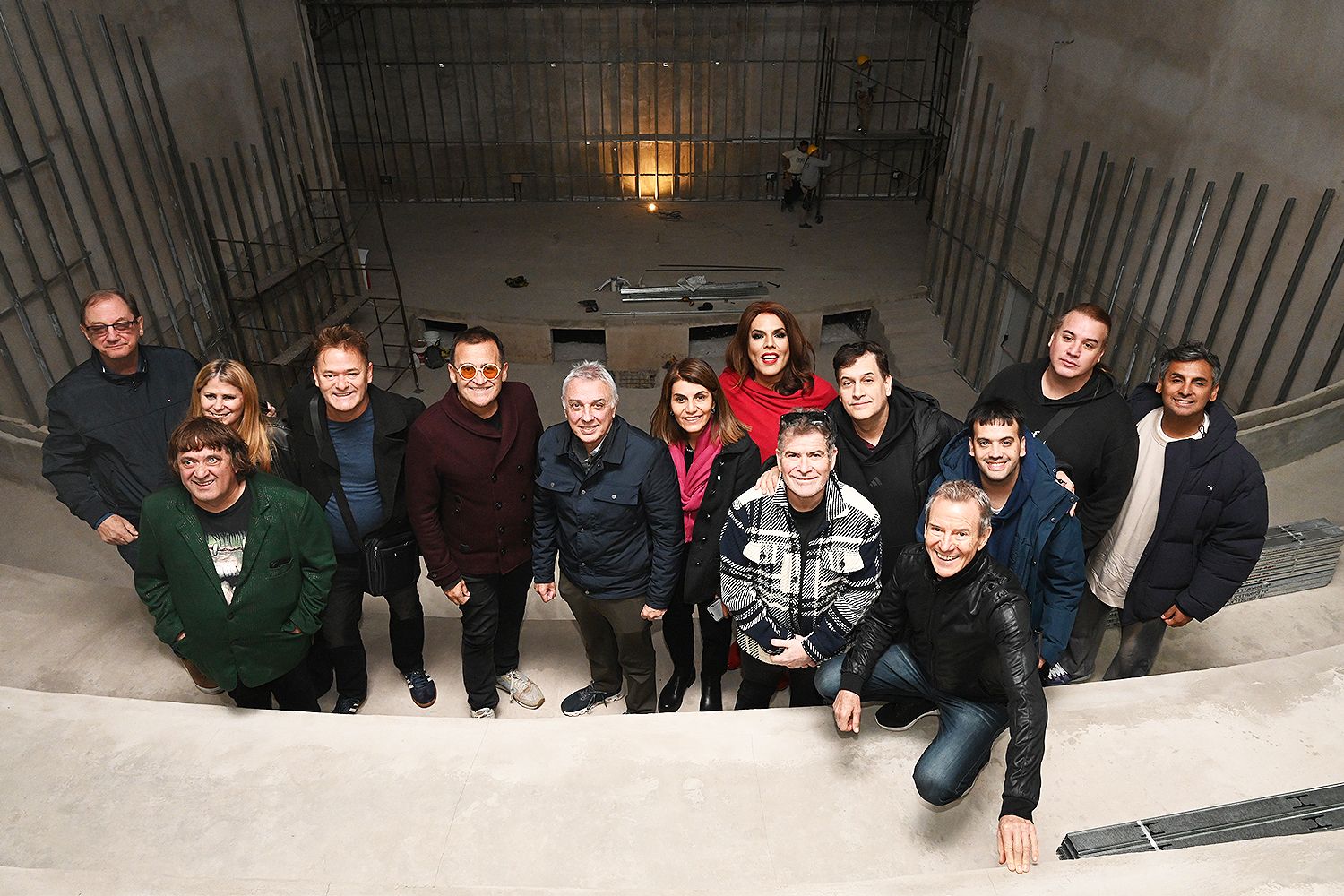 En compañía de destacados artistas, Julio Zamora recorrió el futuro Teatro Municipal de Don Torcuato