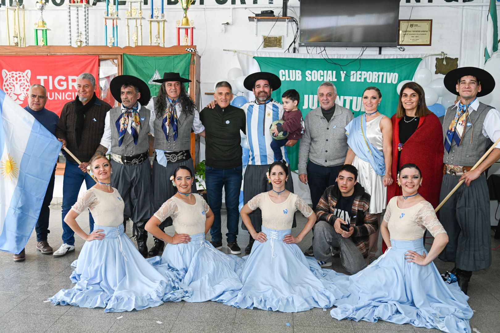 Con un mensaje de respeto y diálogo abierto, Julio Zamora visitó el Club Juventud donde celebró el Día de la Bandera
