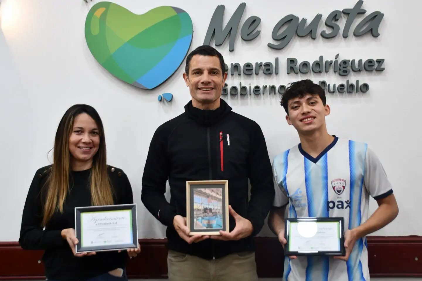 Se entregaron distinciones para deportistas locales que nos representan en el exterior