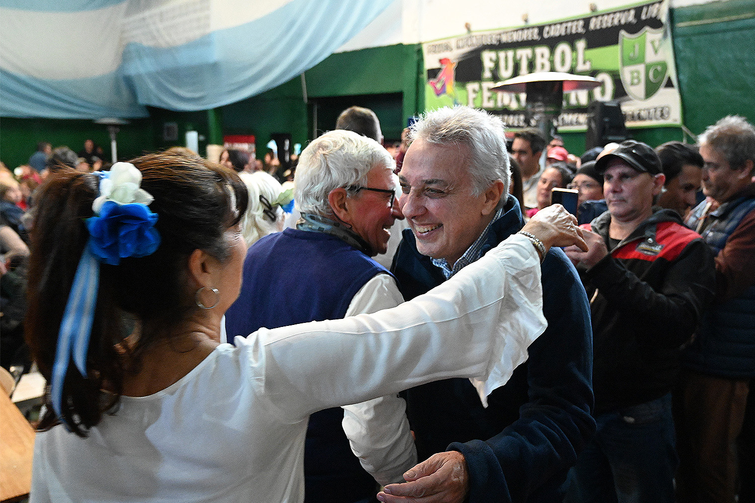 Julio Zamora acompañó la celebración por el Día de la Independencia junto a centenares de vecinos en Troncos del Talar