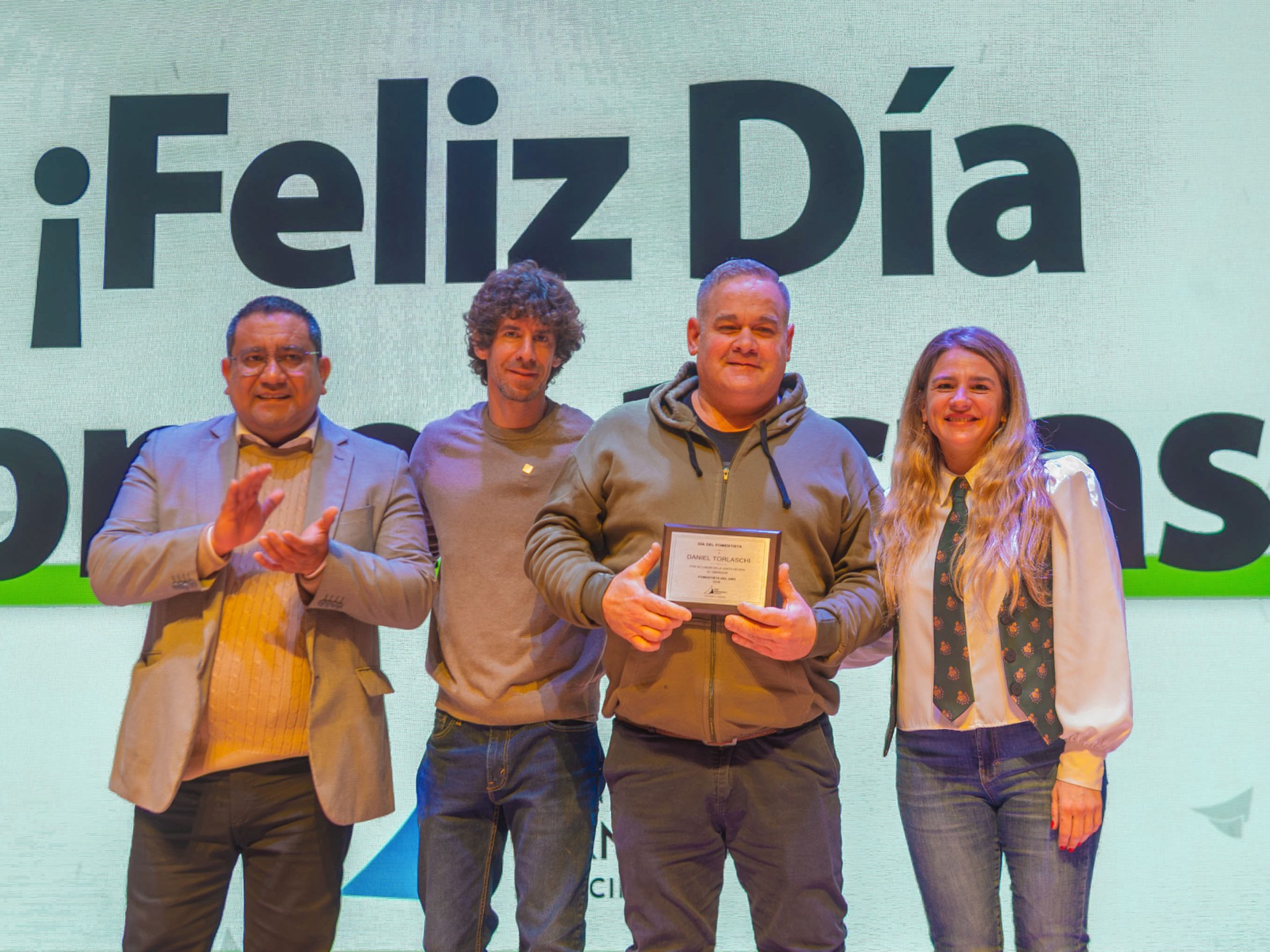 Juan Andreotti homenajeó a clubes y sociedades de fomento de San Fernando en su día