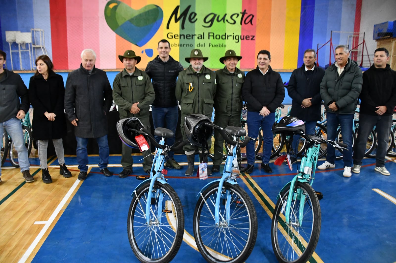 General Rodríguez: Se entregaron bicicletas y cascos de motos en el polideportivo