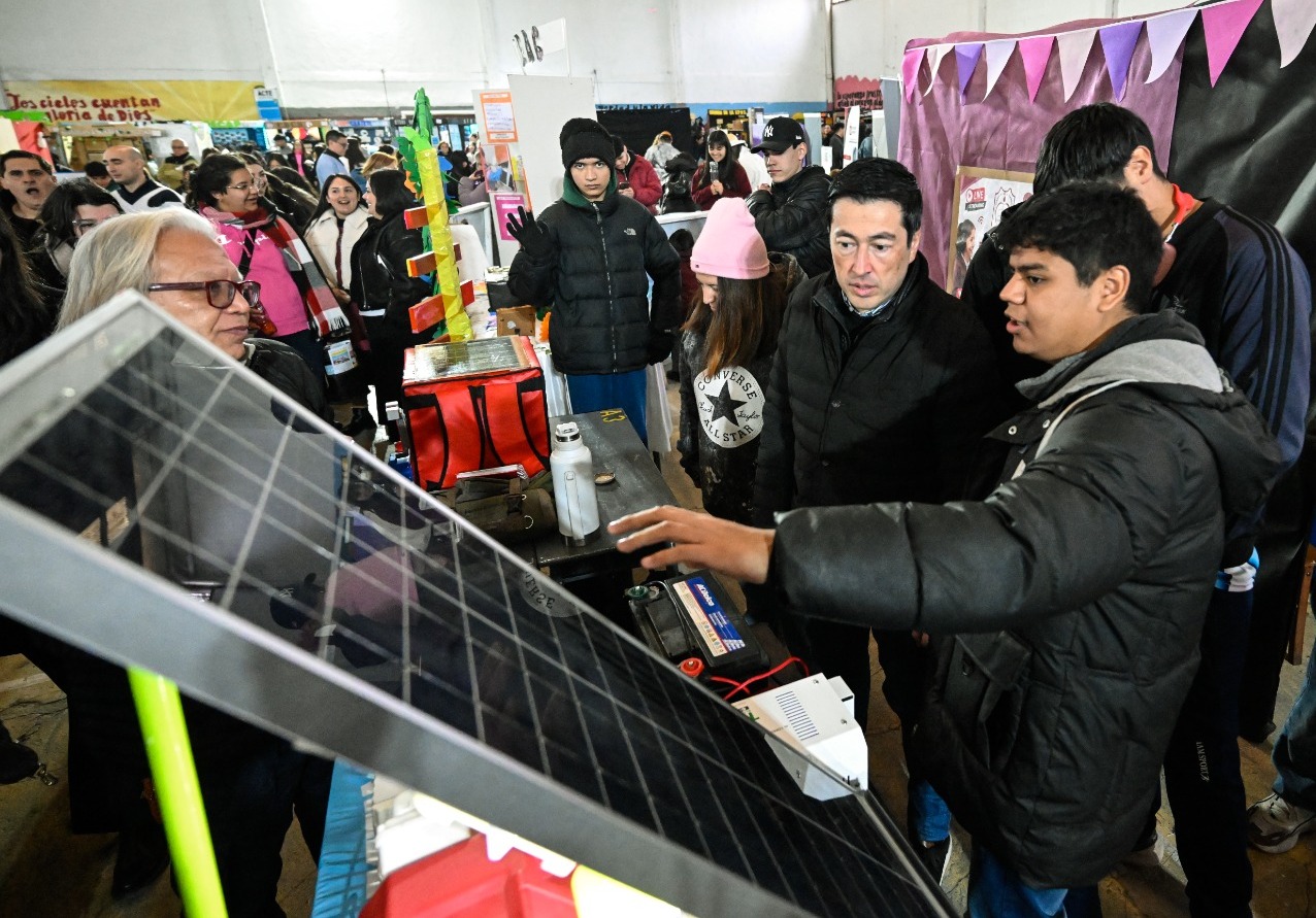 Nardini visitó la 30a Feria Regional de Educación, Artes, Ciencias y Tecnología con sede en Malvinas Argentinas