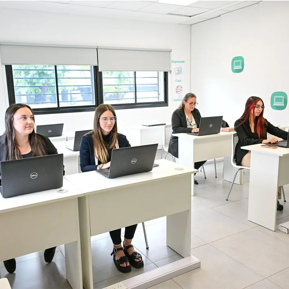 Una misma iniciativa, dos beneficios: estudiantes de Derecho se forman y más de 50 vecinos acceden a patrocinio gratuito