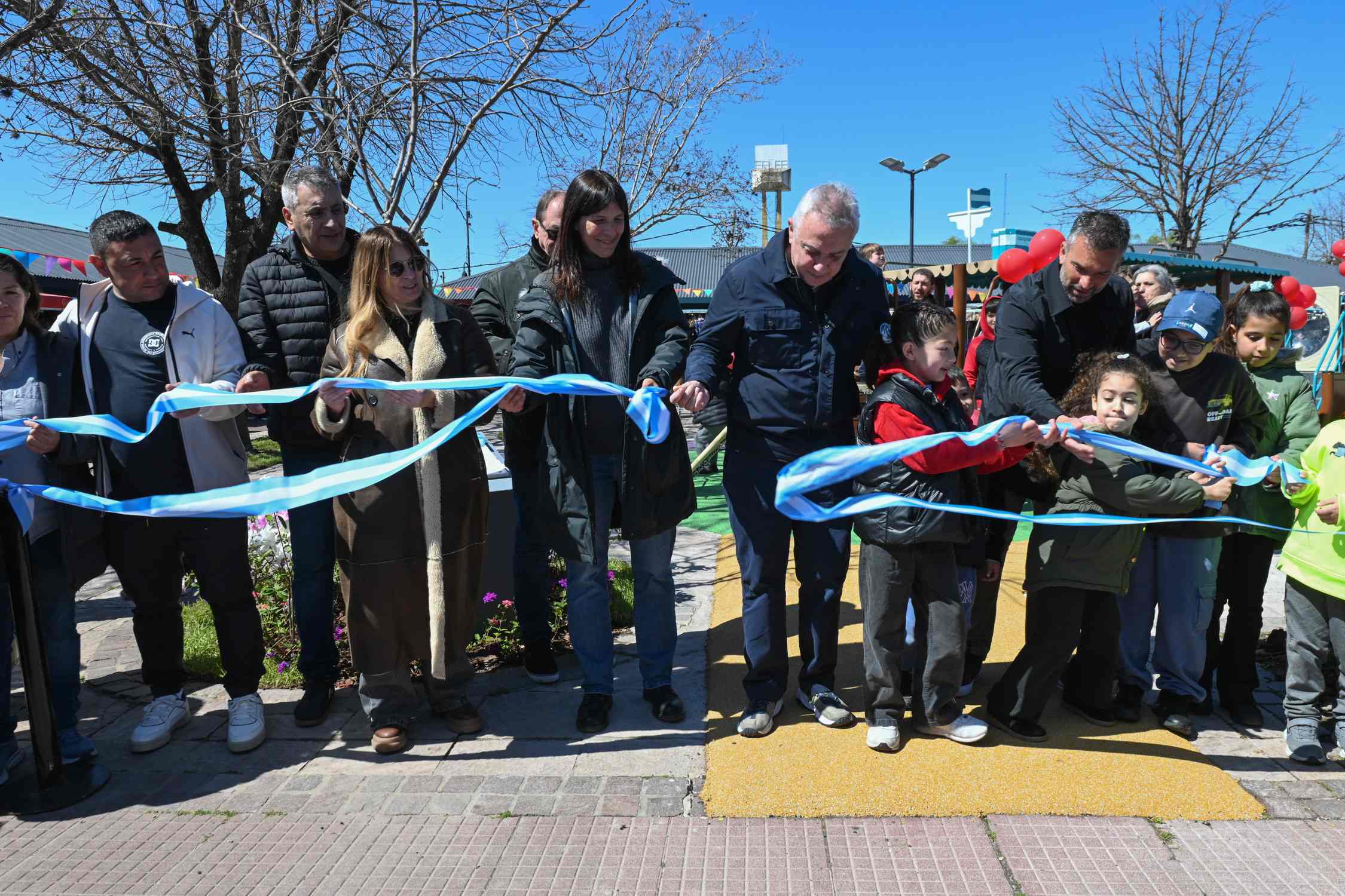 En un encuentro familiar, Julio Zamora reinauguró la plaza Puerto de Frutos de Tigre centro
