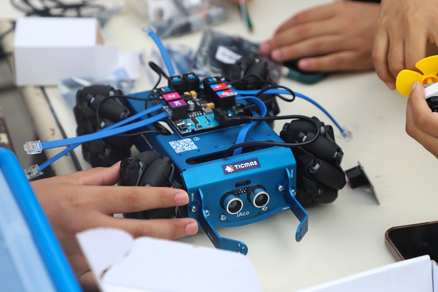 Jóvenes estudiantes de La Matanza en las finales del Triatlón de Robótica de los Juegos Bonaerenses