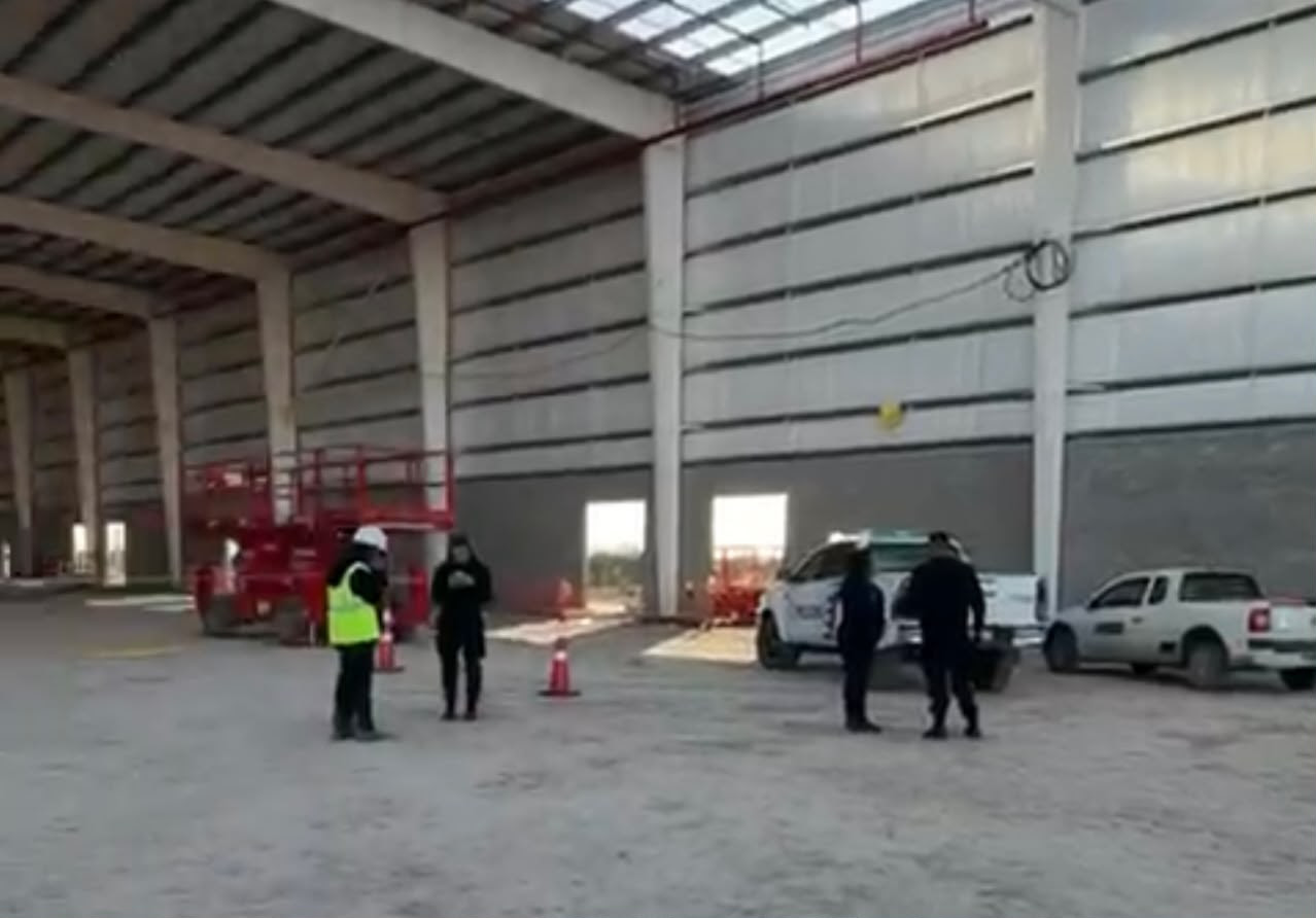 El Municipio clausuró preventivamente la obra de Mercado Libre en Loma Verde tras la muerte de un operario de 27 años